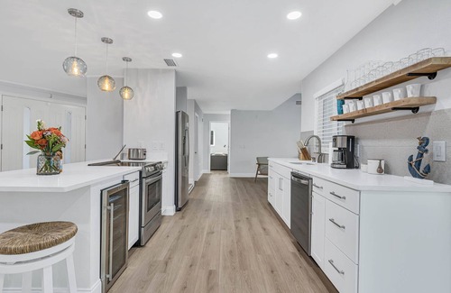Barrington Hills House | Heated Pool, Hot Tub, Bikes, Minutes to Clearwater Beach & Honeymoon Island!