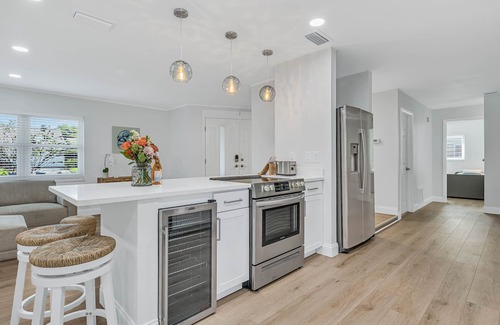 Barrington Hills House | Heated Pool, Hot Tub, Bikes, Minutes to Clearwater Beach & Honeymoon Island!