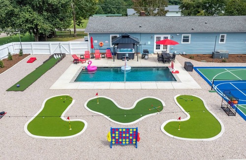 Mooresville House | Heated Pool, Hot tub, Epic Kids Room, Pickleball/Basketball, Mini Golf, Fire Pit