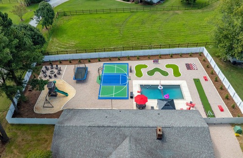 Mooresville House | Heated Pool, Hot tub, Epic Kids Room, Pickleball/Basketball, Mini Golf, Fire Pit
