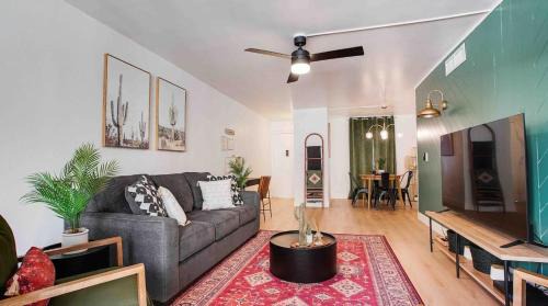 South Scottsdale House | Heated Pool & Hot Tub-walk To Old Town Condo!