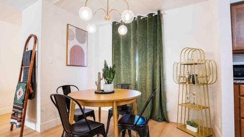 South Scottsdale House | Heated Pool & Hot Tub-walk To Old Town Condo!