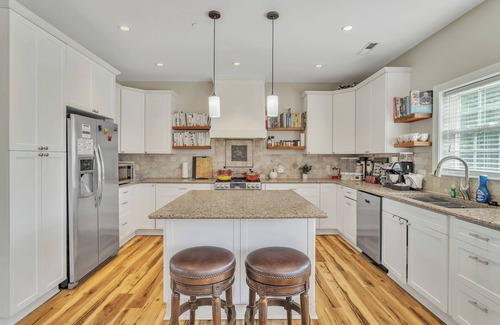 Winston - Salem House | Heated Pool King Bed Jacuzzi Bath Arcade
