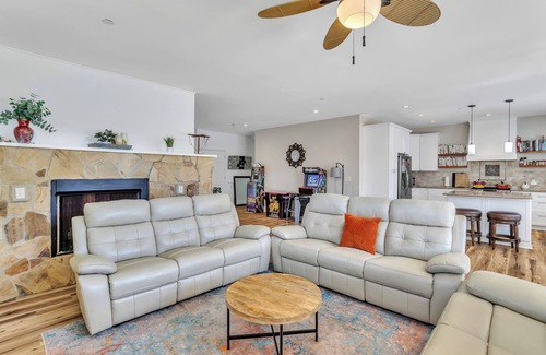 Winston - Salem House | Heated Pool King Bed Jacuzzi Bath Arcade