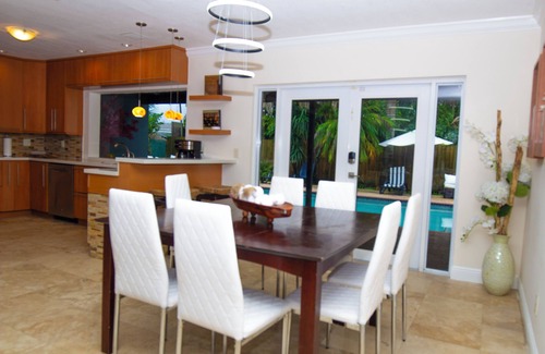 Ludlam House | Heated pool, King beds, full outdoor kitchen, gate, blocks from highway exit.