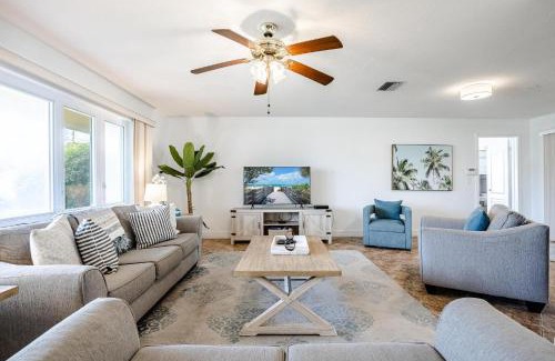 Caloosahatchee House | Heated Pool, Ping Pong Table, Sleeps 8 - Villa Sunset Riverhouse