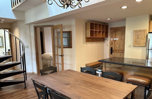 Steamboat Springs Condo | Heated Pools-HotTubs-FirePit-Grill-Gym-Walk to Mtn/Steps to Free Town Bus-3 en Suites-Garage-Updated