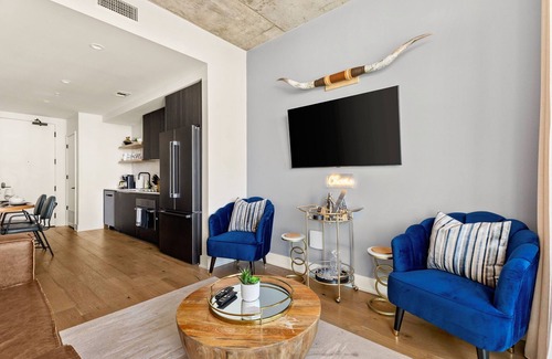 East Cesar Chavez Condo | ~Heated Rooftop Pool~ 30th Floor Balcony DT View