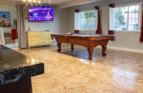 Las Vegas House | Heated Salt Pool, BBQ, Movie Projector, Stereo, Billiards Table, Arcade Game, Darts - Stone Sanctuary NW at Childrens Memorial Park, Pool Heat Optional
