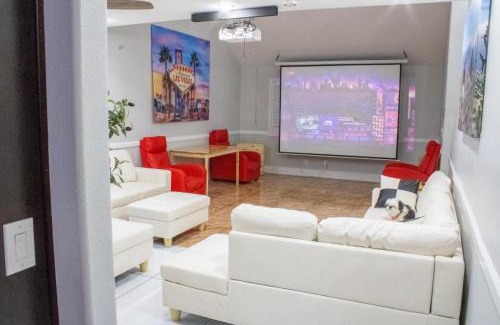 Las Vegas House | Heated Salt Pool, BBQ, Movie Projector, Stereo, Billiards Table, Arcade Game, Darts - Stone Sanctuary NW at Childrens Memorial Park, Pool Heat Optional
