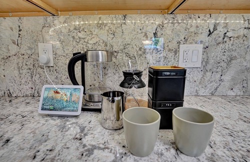 South Middle River House | Heated Salt-Water Pool 2 BR Oasis/Pets OK 5 min to Fort Lauderdale Beach