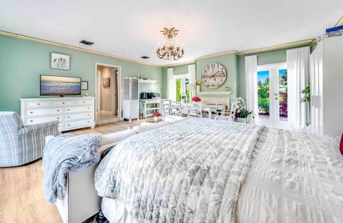 Lighthouse Point House | Heated SaltWater Pool! Ping Pong! Euro Style+Close To Beach!