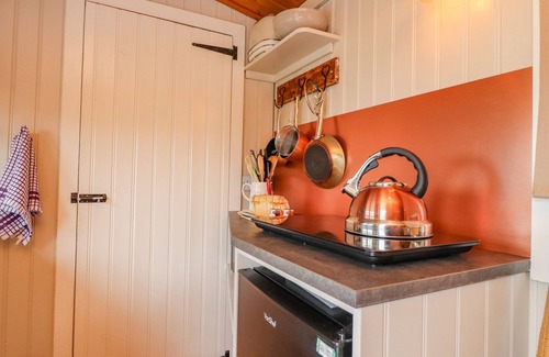 Barnoldswick Cottage | HEATHER HUT AT COPY HOUSE HIDEAWAY, pet friendly in Earby
