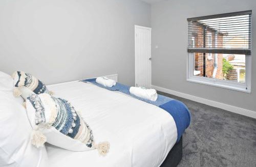 Crewe Apartment | Heathfield House by YourStays - Four Bedroom House in Crewe