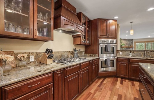Lower Kingsbury House | Heavenly Haven | Games, Hot Tub, BBQ | Sleeps 10