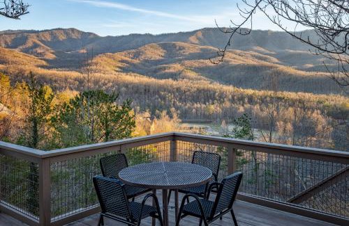 Gatlinburg - Pigeon Forge Ski Chalet | Heavenly View, Hot Tub, 3 King Beds, Pool Table
