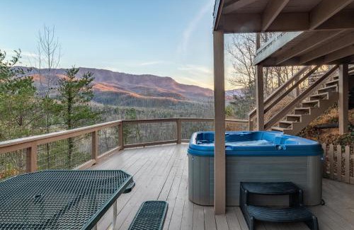 Gatlinburg - Pigeon Forge Ski Chalet | Heavenly View, Hot Tub, 3 King Beds, Pool Table