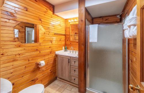 Gatlinburg - Pigeon Forge Ski Chalet | Heavenly View, Hot Tub, 3 King Beds, Pool Table
