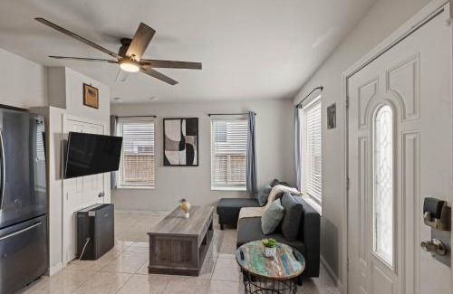 Greater Heights Apartment | Heights Flat Nr Downtown Yard Pets Desk Wifi