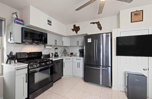 Greater Heights Apartment | Heights Flat Nr Downtown Yard Pets Desk Wifi