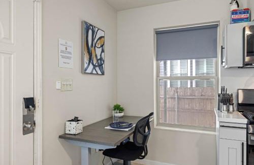 Greater Heights Apartment | Heights Flat Nr Downtown Yard Pets Desk Wifi