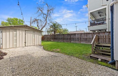 Greater Heights Apartment | Heights Flat Nr Downtown Yard Pets Desk Wifi