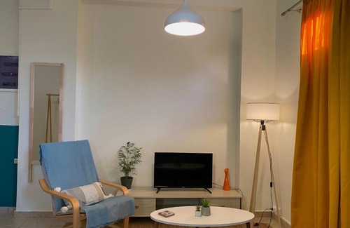 Kropia Apartment | Helen's cozy studio (close to the airport)