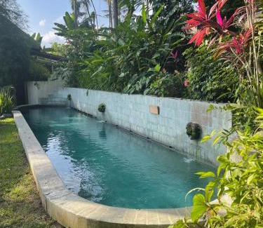 Lodtunduh Ski Chalet | Heliconia, at T house kaja