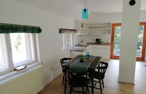Mihald Apartment | Helles Studioapartment mit Südbalkon. Alleinlage im Wald für Naturliebhaber