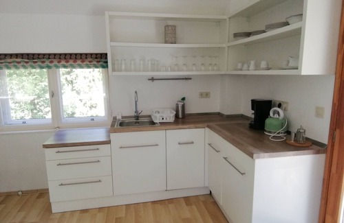 Mihald Apartment | Helles Studioapartment mit Südbalkon. Alleinlage im Wald für Naturliebhaber