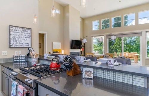 Chelan House | Hello Sunshine at The Lookout at Lake Chelan