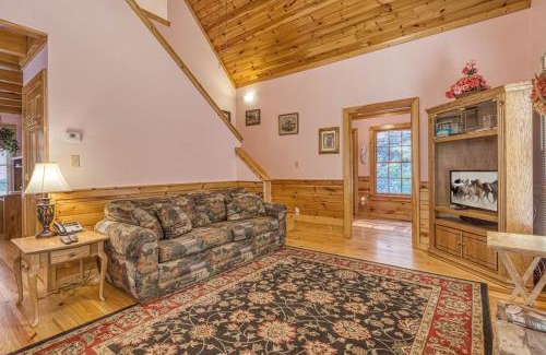 Gatlinburg - Pigeon Forge House | Hemlock Hollow, Pool Access, FREE tickets each paid day, WIFI!