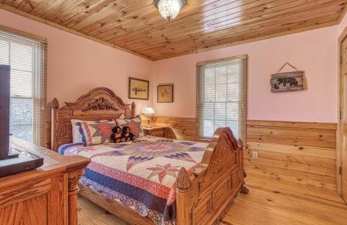 Gatlinburg - Pigeon Forge House | Hemlock Hollow, Pool Access, FREE tickets each paid day, WIFI!