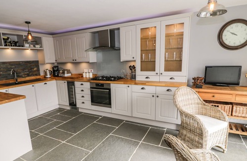 Capel Celyn Cottage | HEN DY CRAIG YR RONWY, pet friendly, with hot tub in Bala