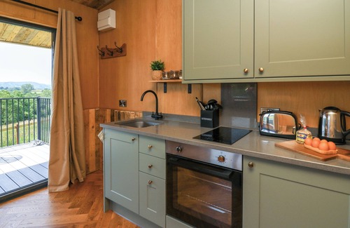 Rhayader Cottage | HEN'S HIDEAWAY, pet friendly, with hot tub in Rhayader