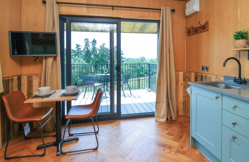 Rhayader Cottage | HEN'S HIDEAWAY, pet friendly, with hot tub in Rhayader