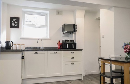 Harlech Cottage | HENLLYS, pet friendly, with open fire in Harlech