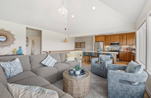 Long Beach House | "Here Comes the Sun" is your chance to relax with family and friends at the beach