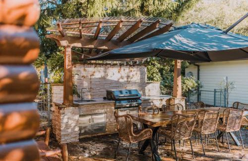 Medlow Bath House | Heritage Log Cabin and Garden w Outdoor Hot Tub