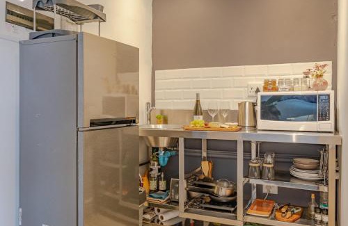 Kareeberg Apartment | Hermanus Waterfront Studio Apartment , Modern and Cosy with Workspace