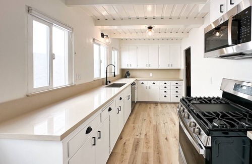 Hermosa Beach Cottage | Hermosa Walk Street 2b Beach Cottage! Steps to the Sand!