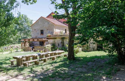 Vigo Ski Chalet | Hermoso molino a pie de río by CABANA Rentals