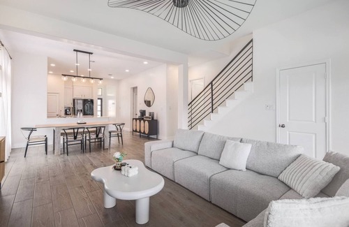 Liberty Hill House | Hestia: 4/3 bdrm Stylish Santa Rita + EV Charger
