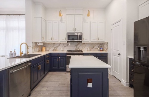 Liberty Hill House | Hestia: 4/3 bdrm Stylish Santa Rita + EV Charger