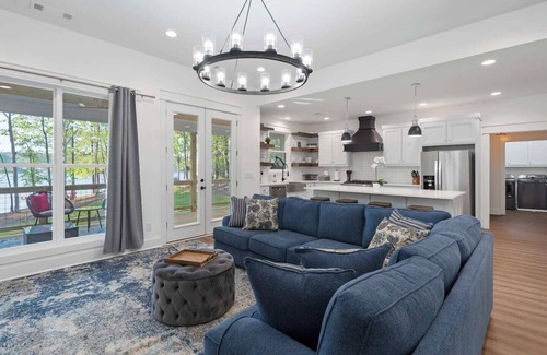 Eatonton House | HGTV Style Lakefront Retreat/Fully Loaded/2 Kings/Coffee Bar
