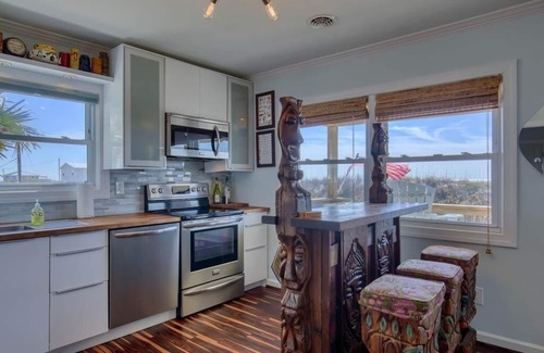 North Topsail Beach Cottage | Hibiscus Hut - Oceanfront - Midcentury Modern Tiki Theme