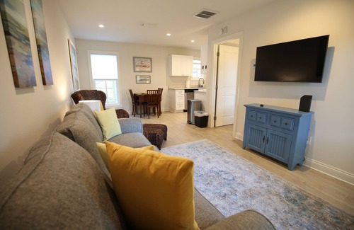 East Pensacola Heights Cottage | Hibiscus Sunrise Cottage - Walk to local dining & Bayou Texar, Close to downtown