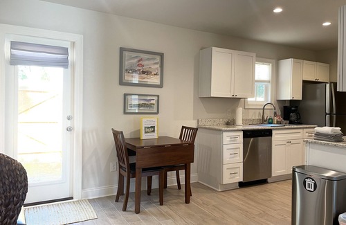 East Pensacola Heights Cottage | Hibiscus Sunrise Cottage - Walk to local dining & Bayou Texar, Close to downtown