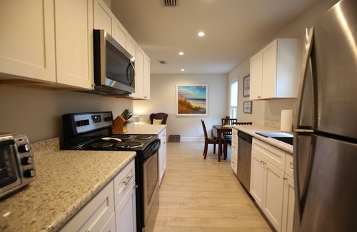 East Pensacola Heights Cottage | Hibiscus Sunrise Cottage - Walk to local dining & Bayou Texar, Close to downtown