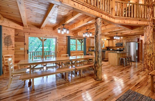 Logan Cabin | Hickory Hill Lodge -Pet Friendly- 6 bedroom luxury log cabin near Hocking Hills
